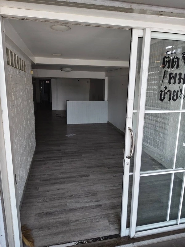 ขายอาคารพาณิชย์ ปากซอยประชาอุทิศ 127 ใกล้บิ๊กซี ติดถนนใหญ่ ทำเลศักยภาพสูง โทร 063-365-9464