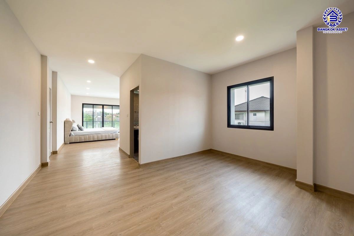 บ้านรีโนเวทใหม่ คุณภาพแบรนด์ LH โครงการ ชลลดา บางบัวทอง ฟังก์ชันจัดเต็ม 4 ห้องนอน 4 ห้องน้ำ จอดรถได้ 3 คัน บนเนื้อที่ 156 ตร.ว. พื้นที่ใช้สอย 337.69 ตร.ม. พร้อม Facilities ครบ บนทำเลคุณภาพ เชื่อมต่อได้หลายเส้นทาง ใกล้เซ็นทรัลเวสต์เกต และรถไฟฟ้าสายสีม่วง "สถานีบางพลู"