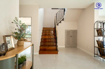 บ้านรีโนเวทใหม่ คุณภาพแบรนด์ LH โครงการ ชลลดา บางบัวทอง ฟังก์ชันจัดเต็ม 4 ห้องนอน 4 ห้องน้ำ จอดรถได้ 3 คัน บนเนื้อที่ 156 ตร.ว. พื้นที่ใช้สอย 337.69 ตร.ม. พร้อม Facilities ครบ บนทำเลคุณภาพ เชื่อมต่อได้หลายเส้นทาง ใกล้เซ็นทรัลเวสต์เกต และรถไฟฟ้าสายสีม่วง "สถานีบางพลู"