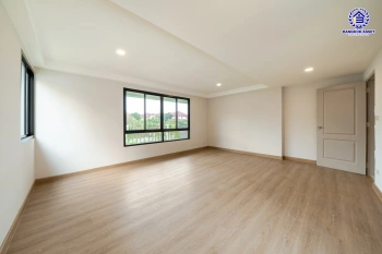 บ้านรีโนเวทใหม่ คุณภาพแบรนด์ LH โครงการ ชลลดา บางบัวทอง ฟังก์ชันจัดเต็ม 4 ห้องนอน 4 ห้องน้ำ จอดรถได้ 3 คัน บนเนื้อที่ 156 ตร.ว. พื้นที่ใช้สอย 337.69 ตร.ม. พร้อม Facilities ครบ บนทำเลคุณภาพ เชื่อมต่อได้หลายเส้นทาง ใกล้เซ็นทรัลเวสต์เกต และรถไฟฟ้าสายสีม่วง "สถานีบางพลู"