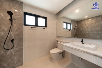 บ้านรีโนเวทใหม่ คุณภาพแบรนด์ LH โครงการ ชลลดา บางบัวทอง ฟังก์ชันจัดเต็ม 4 ห้องนอน 4 ห้องน้ำ จอดรถได้ 3 คัน บนเนื้อที่ 156 ตร.ว. พื้นที่ใช้สอย 337.69 ตร.ม. พร้อม Facilities ครบ บนทำเลคุณภาพ เชื่อมต่อได้หลายเส้นทาง ใกล้เซ็นทรัลเวสต์เกต และรถไฟฟ้าสายสีม่วง "สถานีบางพลู"