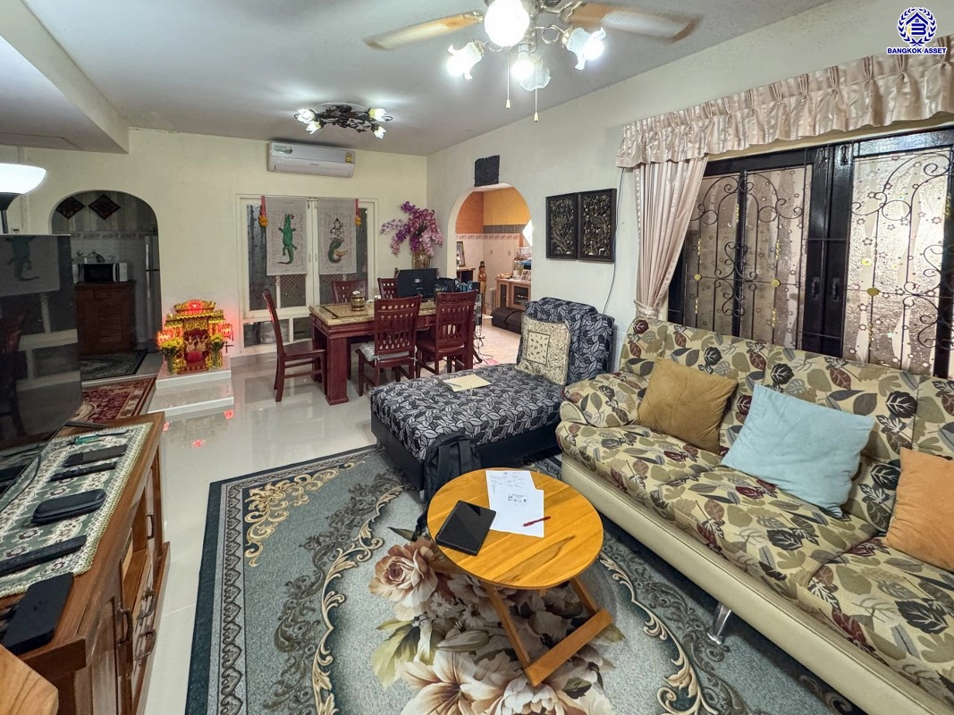 ทาวน์เฮ้าส์มือสอง โครงการ พฤกษา บี รังสิตคลอง3 เนื้อที่ 25.4 ตร.ว. พื้นที่ใช้สอย 73.5 ตร.ม. ฟังก์ชัน 4 ห้องนอน 2 ห้องน้ำ จอดรถได้ 1 คัน ตั้งบนทำเลดี เชื่อมต่อหลายเส้นทาง ทั้งถนนรังสิต-นครนยก, ถนนกาญจนาภิเษก, ถนนพหลโยธิน ใกล้ห้างสรรพสินค้าฟิวเจอร์ พาร์ค รังสิต