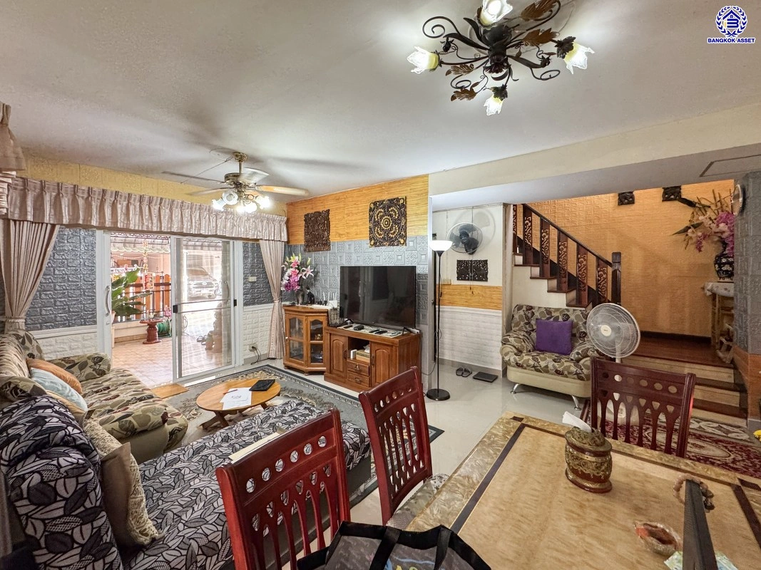 ทาวน์เฮ้าส์มือสอง โครงการ พฤกษา บี รังสิตคลอง3 เนื้อที่ 25.4 ตร.ว. พื้นที่ใช้สอย 73.5 ตร.ม. ฟังก์ชัน 4 ห้องนอน 2 ห้องน้ำ จอดรถได้ 1 คัน ตั้งบนทำเลดี เชื่อมต่อหลายเส้นทาง ทั้งถนนรังสิต-นครนยก, ถนนกาญจนาภิเษก, ถนนพหลโยธิน ใกล้ห้างสรรพสินค้าฟิวเจอร์ พาร์ค รังสิต