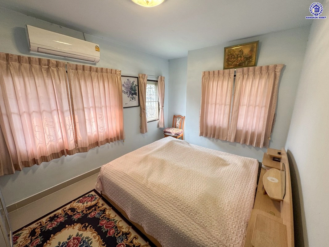 ทาวน์เฮ้าส์มือสอง โครงการ พฤกษา บี รังสิตคลอง3 เนื้อที่ 25.4 ตร.ว. พื้นที่ใช้สอย 73.5 ตร.ม. ฟังก์ชัน 4 ห้องนอน 2 ห้องน้ำ จอดรถได้ 1 คัน ตั้งบนทำเลดี เชื่อมต่อหลายเส้นทาง ทั้งถนนรังสิต-นครนยก, ถนนกาญจนาภิเษก, ถนนพหลโยธิน ใกล้ห้างสรรพสินค้าฟิวเจอร์ พาร์ค รังสิต