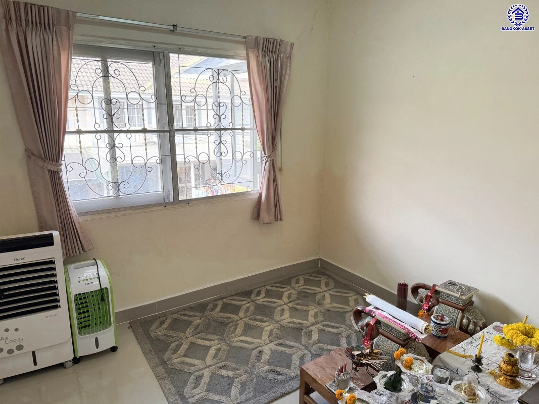 ทาวน์เฮ้าส์มือสอง โครงการ พฤกษา บี รังสิตคลอง3 เนื้อที่ 25.4 ตร.ว. พื้นที่ใช้สอย 73.5 ตร.ม. ฟังก์ชัน 4 ห้องนอน 2 ห้องน้ำ จอดรถได้ 1 คัน ตั้งบนทำเลดี เชื่อมต่อหลายเส้นทาง ทั้งถนนรังสิต-นครนยก, ถนนกาญจนาภิเษก, ถนนพหลโยธิน ใกล้ห้างสรรพสินค้าฟิวเจอร์ พาร์ค รังสิต