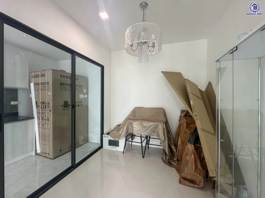 ทาวน์เฮ้าส์มือสอง หลังมุม โครงการ พฤกษาวิลล์119/2 พหลโยธิน-รามอินทรา เนื้อที่ 30.5 ตร.ว. พื้นที่ใช้สอย 133 ตร.ม. ฟังก์ชัน 4 ห้องนอน 2 ห้องน้ำ จอดรถได้ 2 คัน ตั้งบนทำเลดี เชื่อมต่อหลายเส้นทาง ใกล้รถไฟฟ้าสายสีเขียว "สายหยุด", ทางด่วน "ฉลองรัช" และเซ็นทรัล รามอินทรา