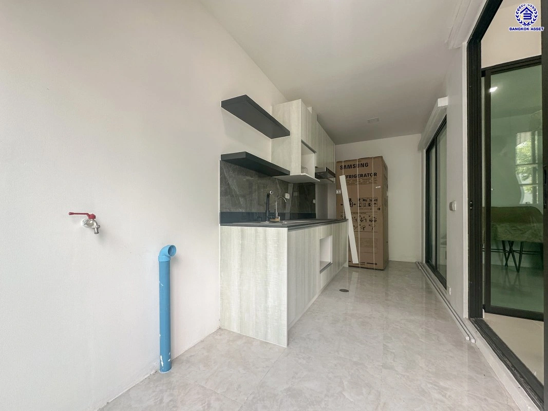 ทาวน์เฮ้าส์มือสอง หลังมุม โครงการ พฤกษาวิลล์119/2 พหลโยธิน-รามอินทรา เนื้อที่ 30.5 ตร.ว. พื้นที่ใช้สอย 133 ตร.ม. ฟังก์ชัน 4 ห้องนอน 2 ห้องน้ำ จอดรถได้ 2 คัน ตั้งบนทำเลดี เชื่อมต่อหลายเส้นทาง ใกล้รถไฟฟ้าสายสีเขียว "สายหยุด", ทางด่วน "ฉลองรัช" และเซ็นทรัล รามอินทรา