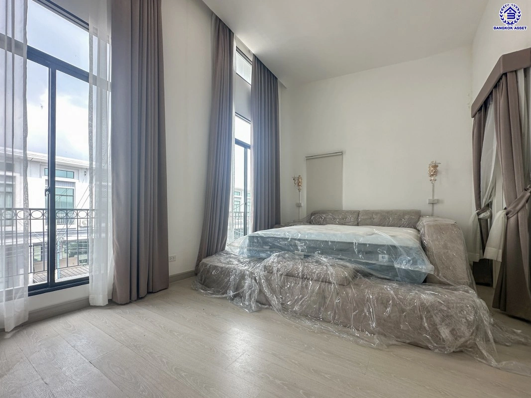 ทาวน์เฮ้าส์มือสอง หลังมุม โครงการ พฤกษาวิลล์119/2 พหลโยธิน-รามอินทรา เนื้อที่ 30.5 ตร.ว. พื้นที่ใช้สอย 133 ตร.ม. ฟังก์ชัน 4 ห้องนอน 2 ห้องน้ำ จอดรถได้ 2 คัน ตั้งบนทำเลดี เชื่อมต่อหลายเส้นทาง ใกล้รถไฟฟ้าสายสีเขียว "สายหยุด", ทางด่วน "ฉลองรัช" และเซ็นทรัล รามอินทรา