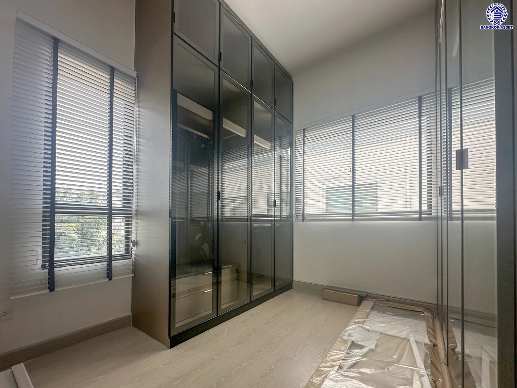 ทาวน์เฮ้าส์มือสอง หลังมุม โครงการ พฤกษาวิลล์119/2 พหลโยธิน-รามอินทรา เนื้อที่ 30.5 ตร.ว. พื้นที่ใช้สอย 133 ตร.ม. ฟังก์ชัน 4 ห้องนอน 2 ห้องน้ำ จอดรถได้ 2 คัน ตั้งบนทำเลดี เชื่อมต่อหลายเส้นทาง ใกล้รถไฟฟ้าสายสีเขียว "สายหยุด", ทางด่วน "ฉลองรัช" และเซ็นทรัล รามอินทรา