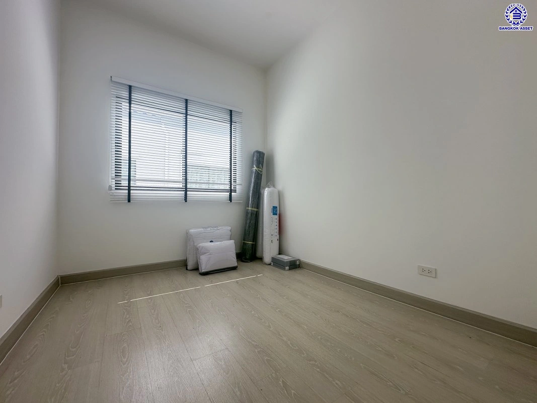 ทาวน์เฮ้าส์มือสอง หลังมุม โครงการ พฤกษาวิลล์119/2 พหลโยธิน-รามอินทรา เนื้อที่ 30.5 ตร.ว. พื้นที่ใช้สอย 133 ตร.ม. ฟังก์ชัน 4 ห้องนอน 2 ห้องน้ำ จอดรถได้ 2 คัน ตั้งบนทำเลดี เชื่อมต่อหลายเส้นทาง ใกล้รถไฟฟ้าสายสีเขียว "สายหยุด", ทางด่วน "ฉลองรัช" และเซ็นทรัล รามอินทรา