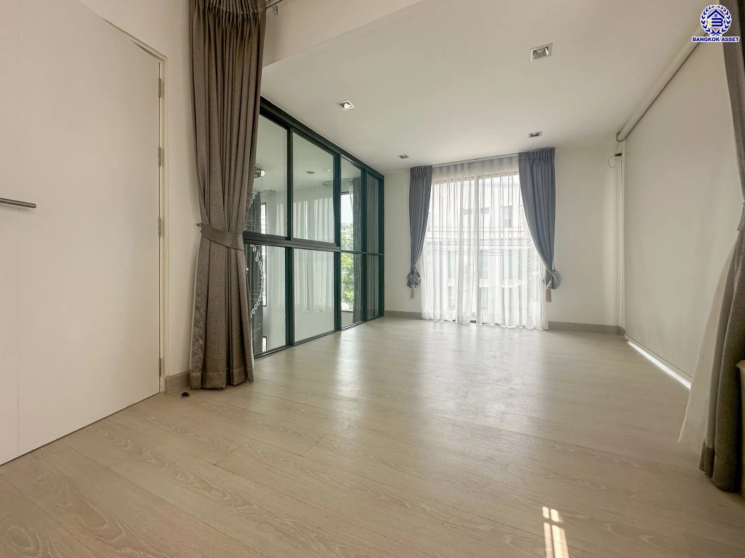 ทาวน์เฮ้าส์มือสอง หลังมุม โครงการ พฤกษาวิลล์119/2 พหลโยธิน-รามอินทรา เนื้อที่ 30.5 ตร.ว. พื้นที่ใช้สอย 133 ตร.ม. ฟังก์ชัน 4 ห้องนอน 2 ห้องน้ำ จอดรถได้ 2 คัน ตั้งบนทำเลดี เชื่อมต่อหลายเส้นทาง ใกล้รถไฟฟ้าสายสีเขียว "สายหยุด", ทางด่วน "ฉลองรัช" และเซ็นทรัล รามอินทรา