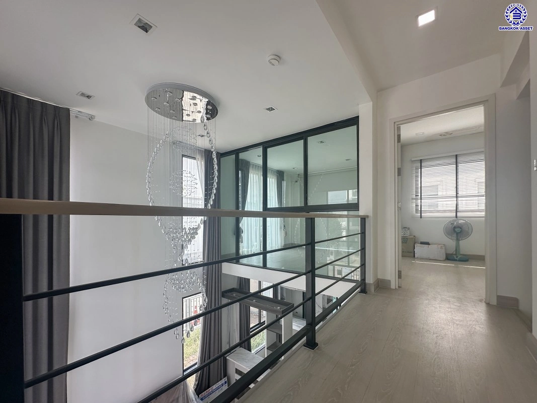 ทาวน์เฮ้าส์มือสอง หลังมุม โครงการ พฤกษาวิลล์119/2 พหลโยธิน-รามอินทรา เนื้อที่ 30.5 ตร.ว. พื้นที่ใช้สอย 133 ตร.ม. ฟังก์ชัน 4 ห้องนอน 2 ห้องน้ำ จอดรถได้ 2 คัน ตั้งบนทำเลดี เชื่อมต่อหลายเส้นทาง ใกล้รถไฟฟ้าสายสีเขียว "สายหยุด", ทางด่วน "ฉลองรัช" และเซ็นทรัล รามอินทรา