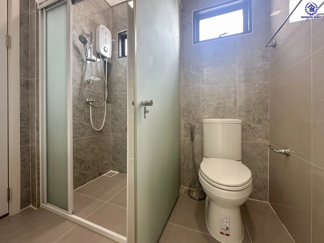 ทาวน์เฮ้าส์มือสอง หลังมุม โครงการ พฤกษาวิลล์119/2 พหลโยธิน-รามอินทรา เนื้อที่ 30.5 ตร.ว. พื้นที่ใช้สอย 133 ตร.ม. ฟังก์ชัน 4 ห้องนอน 2 ห้องน้ำ จอดรถได้ 2 คัน ตั้งบนทำเลดี เชื่อมต่อหลายเส้นทาง ใกล้รถไฟฟ้าสายสีเขียว "สายหยุด", ทางด่วน "ฉลองรัช" และเซ็นทรัล รามอินทรา