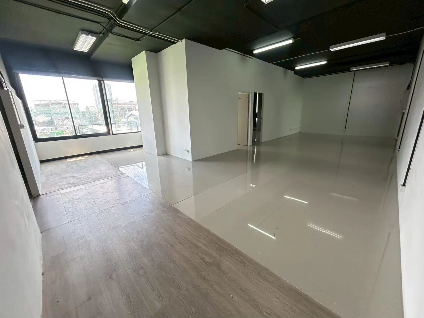 Office for Rent มีหลายแบบหลายขนาด 100-300 ตร.ม. เริ่มต้น 250 บาท/ตร.ม.  จดทะเบียนบริษัทได้ ย่านพระราม 3 เดินทางสะดวก ใกล้ Central & Lotus