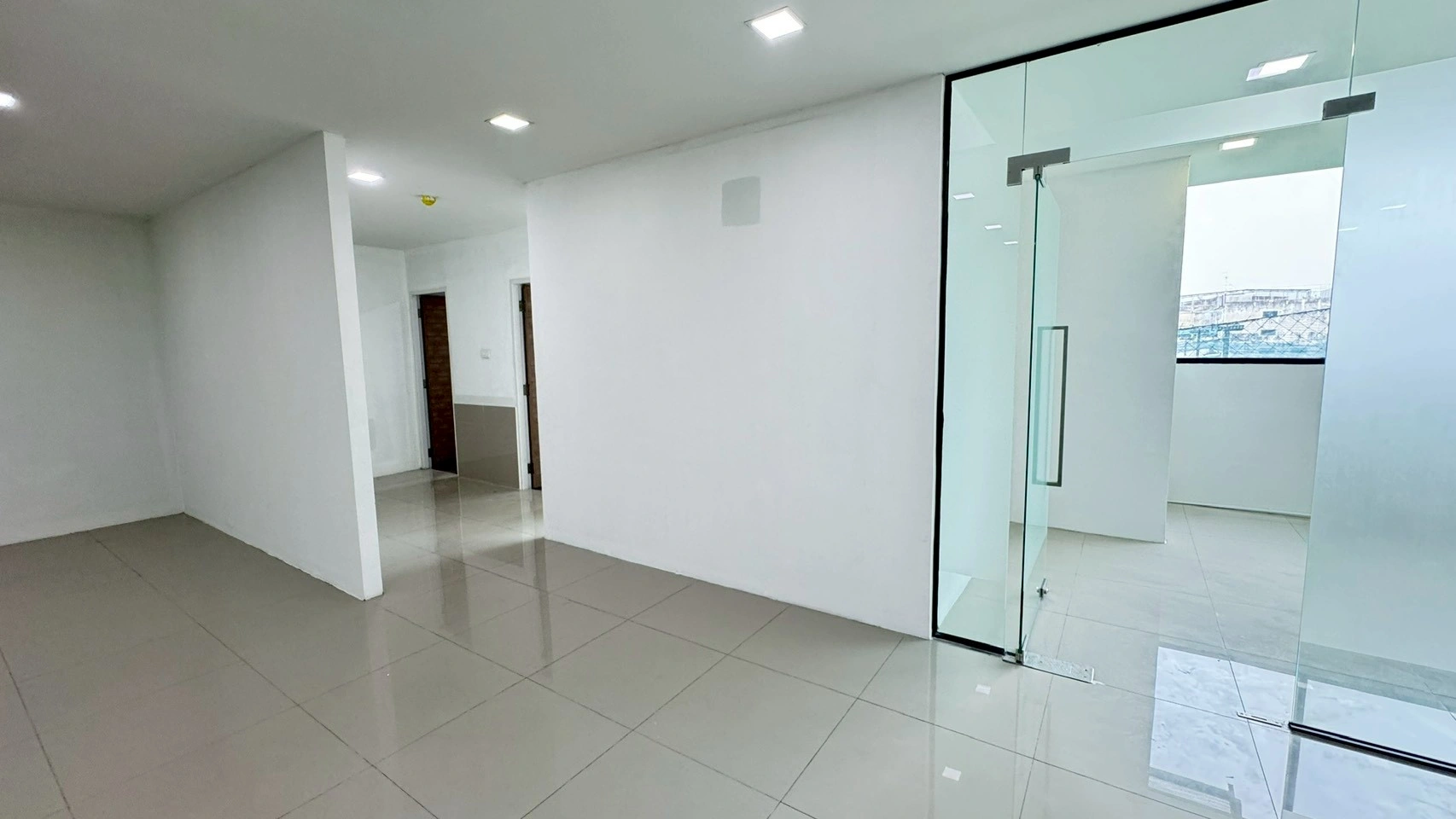 สำนักงานให้เช่า 100-300 ตร.ม.  ทางด่วนขั้น2 แค่ปากซอย เดินถึง Lotus ย่านพระราม 3 สิ่งอำนวยความสะดวกพร้อม จดทะเบียนบริษัทได้