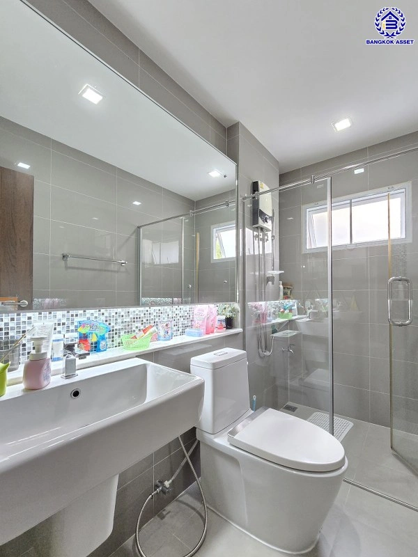 บ้านเดี่ยวมือสองนนทบุรี โครงการ ชวนชื่นแกรนด์ ราชพฤกษ์-พระราม5 บนเนื้อที่ 51.5 ตร.ว. พื้นที่ใช้สอ 150 ตร.ว. ฟังก์ชัน 3 ห้องนอน 3 ห้องน้ำ 2 ที่จอดรถ บนทำเลศักยภาพติดถนนนครอินทร์ เชื่อมต่อสะดวกสบายสู่ ถนนราชพฤกษ์ ,ถนนติวานนท์ และวงเวียนพระรามห้า ใกล้ MRT สายสีม่วง สถานีแยกติวานนท์