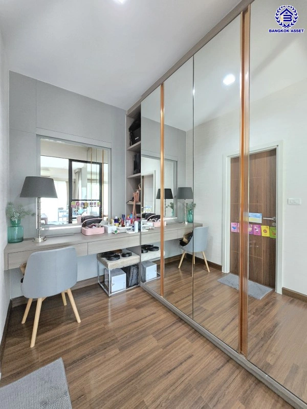 บ้านเดี่ยวมือสองนนทบุรี โครงการ ชวนชื่นแกรนด์ ราชพฤกษ์-พระราม5 บนเนื้อที่ 51.5 ตร.ว. พื้นที่ใช้สอ 150 ตร.ว. ฟังก์ชัน 3 ห้องนอน 3 ห้องน้ำ 2 ที่จอดรถ บนทำเลศักยภาพติดถนนนครอินทร์ เชื่อมต่อสะดวกสบายสู่ ถนนราชพฤกษ์ ,ถนนติวานนท์ และวงเวียนพระรามห้า ใกล้ MRT สายสีม่วง สถานีแยกติวานนท์