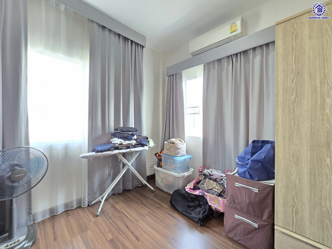 บ้านเดี่ยวมือสองนนทบุรี โครงการ ชวนชื่นแกรนด์ ราชพฤกษ์-พระราม5 บนเนื้อที่ 51.5 ตร.ว. พื้นที่ใช้สอ 150 ตร.ว. ฟังก์ชัน 3 ห้องนอน 3 ห้องน้ำ 2 ที่จอดรถ บนทำเลศักยภาพติดถนนนครอินทร์ เชื่อมต่อสะดวกสบายสู่ ถนนราชพฤกษ์ ,ถนนติวานนท์ และวงเวียนพระรามห้า ใกล้ MRT สายสีม่วง สถานีแยกติวานนท์