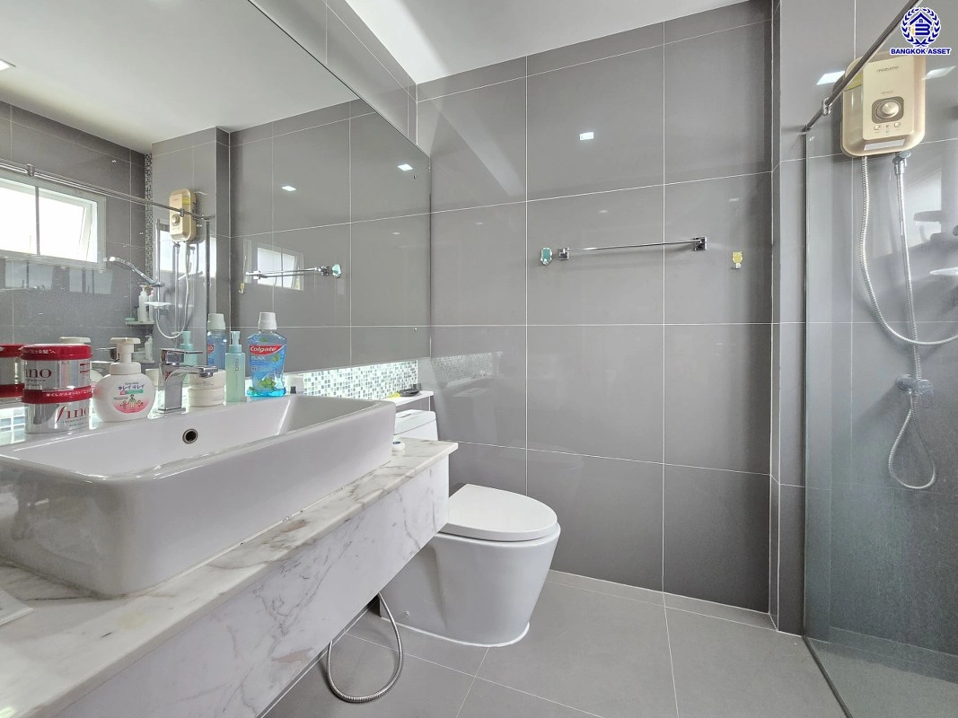 บ้านเดี่ยวมือสองนนทบุรี โครงการ ชวนชื่นแกรนด์ ราชพฤกษ์-พระราม5 บนเนื้อที่ 51.5 ตร.ว. พื้นที่ใช้สอ 150 ตร.ว. ฟังก์ชัน 3 ห้องนอน 3 ห้องน้ำ 2 ที่จอดรถ บนทำเลศักยภาพติดถนนนครอินทร์ เชื่อมต่อสะดวกสบายสู่ ถนนราชพฤกษ์ ,ถนนติวานนท์ และวงเวียนพระรามห้า ใกล้ MRT สายสีม่วง สถานีแยกติวานนท์