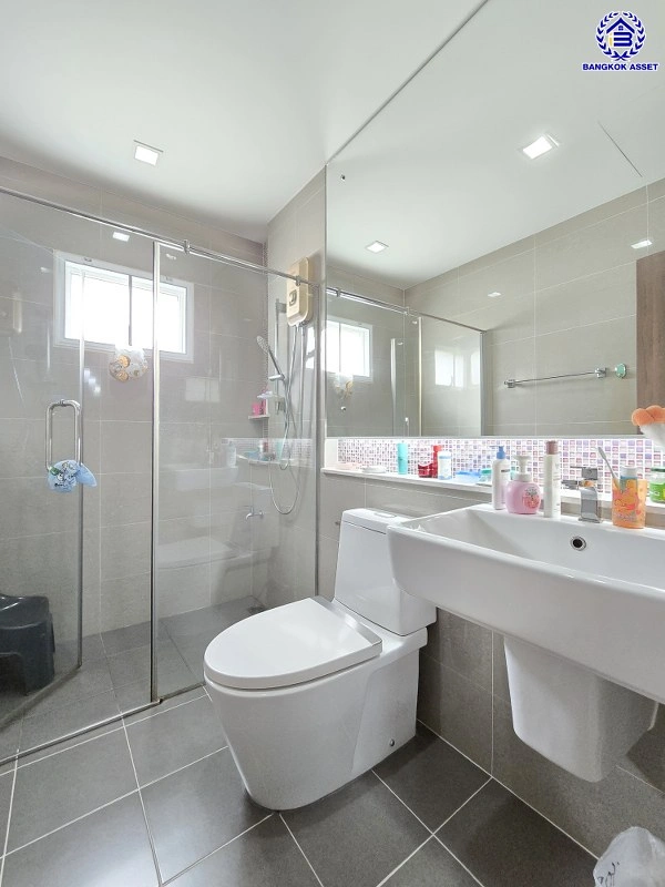 บ้านเดี่ยวมือสองนนทบุรี โครงการ ชวนชื่นแกรนด์ ราชพฤกษ์-พระราม5 บนเนื้อที่ 51.5 ตร.ว. พื้นที่ใช้สอ 150 ตร.ว. ฟังก์ชัน 3 ห้องนอน 3 ห้องน้ำ 2 ที่จอดรถ บนทำเลศักยภาพติดถนนนครอินทร์ เชื่อมต่อสะดวกสบายสู่ ถนนราชพฤกษ์ ,ถนนติวานนท์ และวงเวียนพระรามห้า ใกล้ MRT สายสีม่วง สถานีแยกติวานนท์