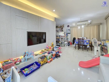 บ้านเดี่ยวมือสองนนทบุรี โครงการ ชวนชื่นแกรนด์ ราชพฤกษ์-พระราม5 บนเนื้อที่ 51.5 ตร.ว. พื้นที่ใช้สอ 150 ตร.ว. ฟังก์ชัน 3 ห้องนอน 3 ห้องน้ำ 2 ที่จอดรถ บนทำเลศักยภาพติดถนนนครอินทร์ เชื่อมต่อสะดวกสบายสู่ ถนนราชพฤกษ์ ,ถนนติวานนท์ และวงเวียนพระรามห้า ใกล้ MRT สายสีม่วง สถานีแยกติวานนท์