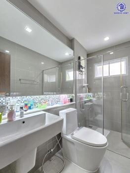 บ้านเดี่ยวมือสองนนทบุรี โครงการ ชวนชื่นแกรนด์ ราชพฤกษ์-พระราม5 บนเนื้อที่ 51.5 ตร.ว. พื้นที่ใช้สอ 150 ตร.ว. ฟังก์ชัน 3 ห้องนอน 3 ห้องน้ำ 2 ที่จอดรถ บนทำเลศักยภาพติดถนนนครอินทร์ เชื่อมต่อสะดวกสบายสู่ ถนนราชพฤกษ์ ,ถนนติวานนท์ และวงเวียนพระรามห้า ใกล้ MRT สายสีม่วง สถานีแยกติวานนท์