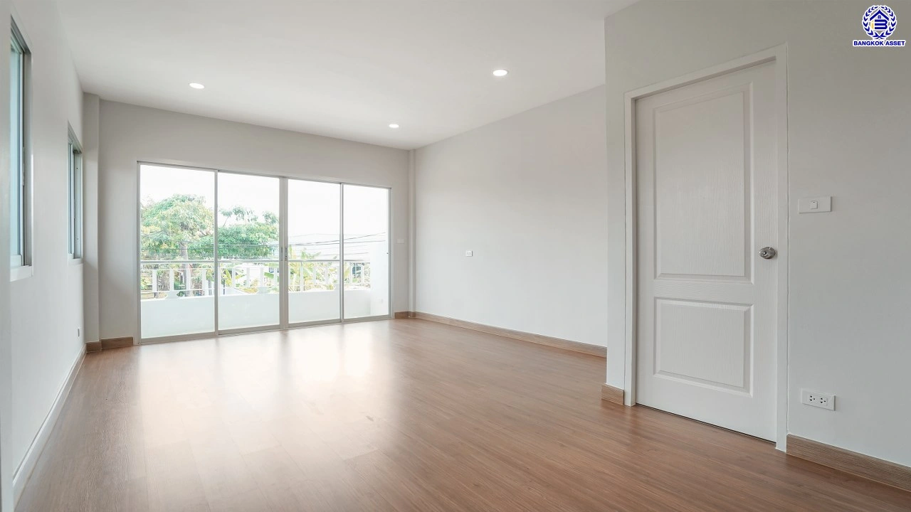 บ้านรีโนเวทใหม่ โครงการ 	ศุภาลัย การ์เด้นวิลล์ วงแหวน ปิ่นเกล้า-พระราม5 เนื้อที่ 60.3 ตร.ว. พื้นที่ใช้สอย 187.11 ตร.ม. ฟังก์ชัน 4 ห้องนอน 3 ห้องน้ำ 2 ที่จอดรถ บ้านพร้อมอยู่ โครงการบนทำเลเดินทางสะดวก เชื่อมต่อถนนกาญจนาภิเษก ใกล้รถไฟฟ้าสายสีม่วง "สถานีตลาดบางใหญ่" และจุดขึ้นทางด่วน "ศรีรัช"