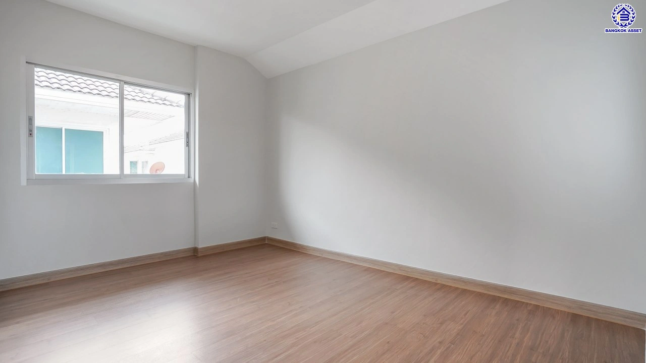 บ้านรีโนเวทใหม่ โครงการ 	ศุภาลัย การ์เด้นวิลล์ วงแหวน ปิ่นเกล้า-พระราม5 เนื้อที่ 60.3 ตร.ว. พื้นที่ใช้สอย 187.11 ตร.ม. ฟังก์ชัน 4 ห้องนอน 3 ห้องน้ำ 2 ที่จอดรถ บ้านพร้อมอยู่ โครงการบนทำเลเดินทางสะดวก เชื่อมต่อถนนกาญจนาภิเษก ใกล้รถไฟฟ้าสายสีม่วง "สถานีตลาดบางใหญ่" และจุดขึ้นทางด่วน "ศรีรัช"