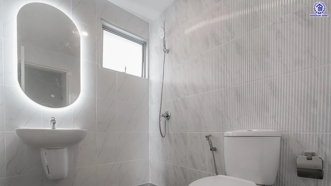 บ้านรีโนเวทใหม่ โครงการ 	ศุภาลัย การ์เด้นวิลล์ วงแหวน ปิ่นเกล้า-พระราม5 เนื้อที่ 60.3 ตร.ว. พื้นที่ใช้สอย 187.11 ตร.ม. ฟังก์ชัน 4 ห้องนอน 3 ห้องน้ำ 2 ที่จอดรถ บ้านพร้อมอยู่ โครงการบนทำเลเดินทางสะดวก เชื่อมต่อถนนกาญจนาภิเษก ใกล้รถไฟฟ้าสายสีม่วง "สถานีตลาดบางใหญ่" และจุดขึ้นทางด่วน "ศรีรัช"