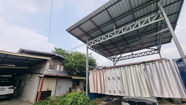 ขายที่ดินราคาถูก พร้อมบ้าน 2 ชั้น 101 ตร.ว. เมืองร้อยเอ็ด ทำเลดีเข้าออกสะดวก ใกล้แหล่งชุมชน และสถานที่สำคัญ โทร 063-2825635