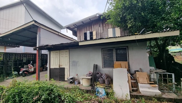 ขายที่ดินราคาถูก พร้อมบ้าน 2 ชั้น 101 ตร.ว. เมืองร้อยเอ็ด ทำเลดีเข้าออกสะดวก ใกล้แหล่งชุมชน และสถานที่สำคัญ โทร 063-2825635