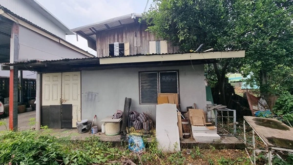 ขายที่ดินราคาถูก พร้อมบ้าน 2 ชั้น 101 ตร.ว. เมืองร้อยเอ็ด ทำเลดีเข้าออกสะดวก ใกล้แหล่งชุมชน และสถานที่สำคัญ โทร 063-2825635