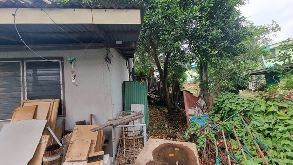 ขายที่ดินราคาถูก พร้อมบ้าน 2 ชั้น 101 ตร.ว. เมืองร้อยเอ็ด ทำเลดีเข้าออกสะดวก ใกล้แหล่งชุมชน และสถานที่สำคัญ โทร 063-2825635