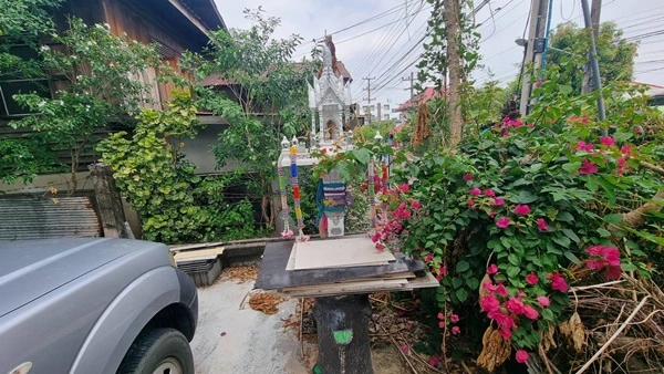 ขายที่ดินราคาถูก พร้อมบ้าน 2 ชั้น 101 ตร.ว. เมืองร้อยเอ็ด ทำเลดีเข้าออกสะดวก ใกล้แหล่งชุมชน และสถานที่สำคัญ โทร 063-2825635