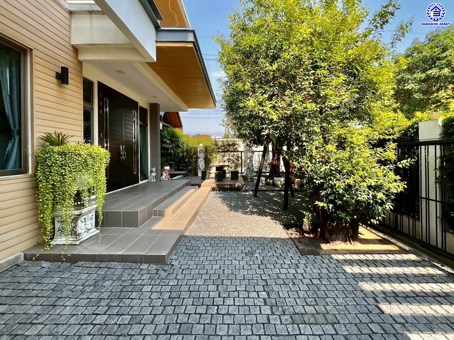 บ้านเดี่ยวมือสองนนทบุรี โครงการ เพอร์เฟค มาสเตอร์พีซ แจ้งวัฒนะ หลังมุม เนื้อที่กว้างขวางถึง 98.5 ตร.ว. ฟังก์ชัน 4 ห้องนอน 4 ห้องน้ำ 2 ที่จอดรถ มีอาคารโครงสร้างแยกจากตัวบ้าน บนทำเลตรงข้ามโรงเรียน SISB เชื่อมต่อ ถ.ราชพฤกษ์, ถ.บางกรวย-กรุงเทพ ใกล้รถไฟฟ้าสายสีชมพู "สถานีห้าแยกปากเกร็ด" และทางด่วน "แจ้งว