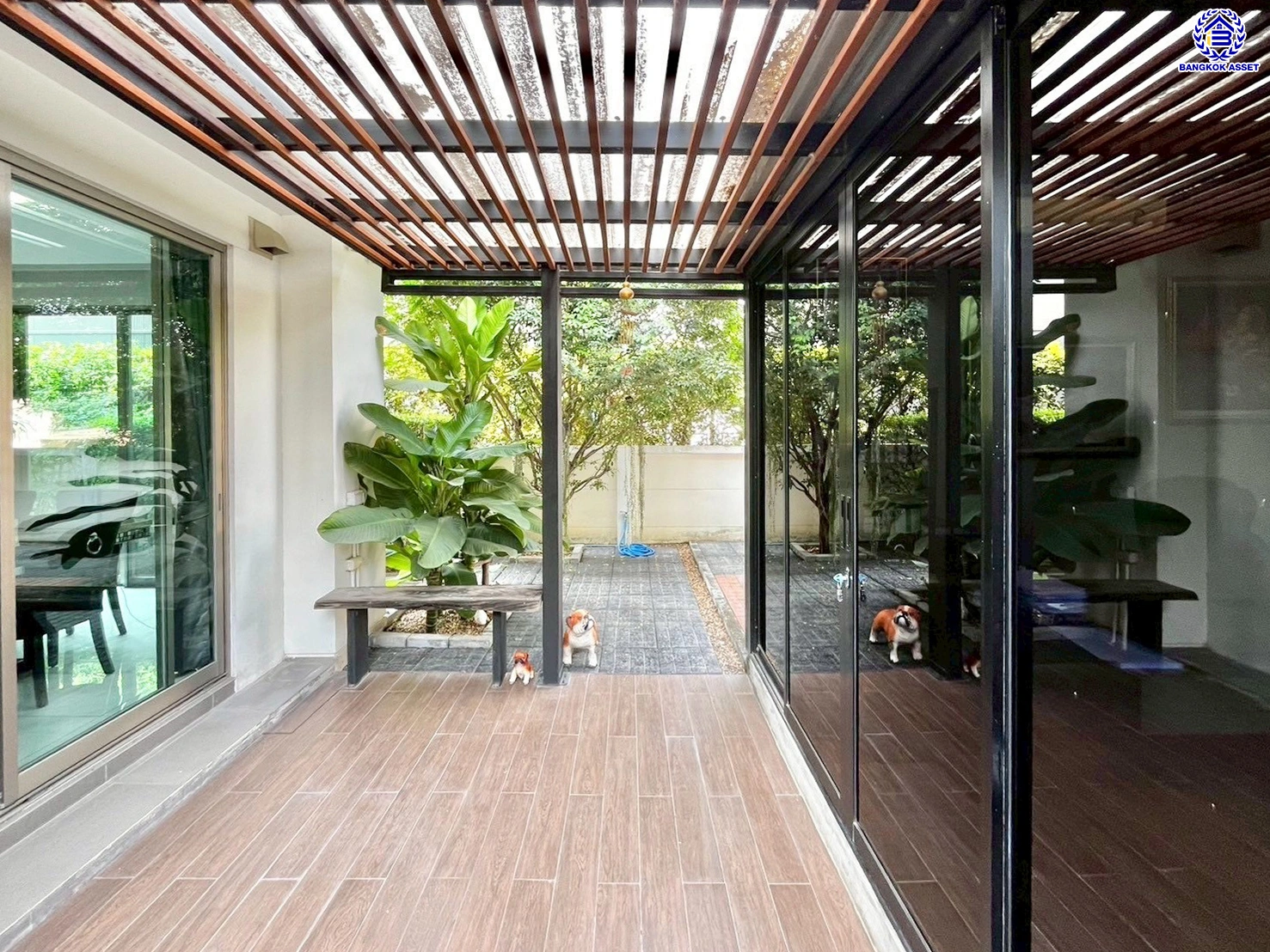 บ้านเดี่ยวมือสองนนทบุรี โครงการ เพอร์เฟค มาสเตอร์พีซ แจ้งวัฒนะ หลังมุม เนื้อที่กว้างขวางถึง 98.5 ตร.ว. ฟังก์ชัน 4 ห้องนอน 4 ห้องน้ำ 2 ที่จอดรถ มีอาคารโครงสร้างแยกจากตัวบ้าน บนทำเลตรงข้ามโรงเรียน SISB เชื่อมต่อ ถ.ราชพฤกษ์, ถ.บางกรวย-กรุงเทพ ใกล้รถไฟฟ้าสายสีชมพู "สถานีห้าแยกปากเกร็ด" และทางด่วน "แจ้งว