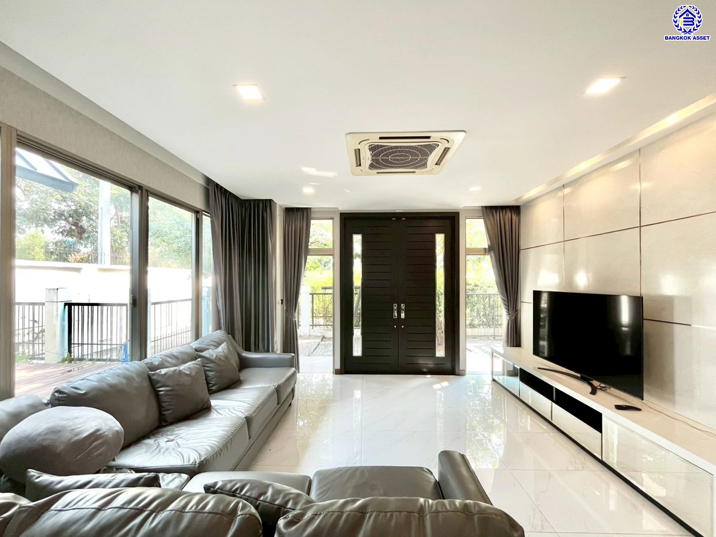 บ้านเดี่ยวมือสองนนทบุรี โครงการ เพอร์เฟค มาสเตอร์พีซ แจ้งวัฒนะ หลังมุม เนื้อที่กว้างขวางถึง 98.5 ตร.ว. ฟังก์ชัน 4 ห้องนอน 4 ห้องน้ำ 2 ที่จอดรถ มีอาคารโครงสร้างแยกจากตัวบ้าน บนทำเลตรงข้ามโรงเรียน SISB เชื่อมต่อ ถ.ราชพฤกษ์, ถ.บางกรวย-กรุงเทพ ใกล้รถไฟฟ้าสายสีชมพู "สถานีห้าแยกปากเกร็ด" และทางด่วน "แจ้งว