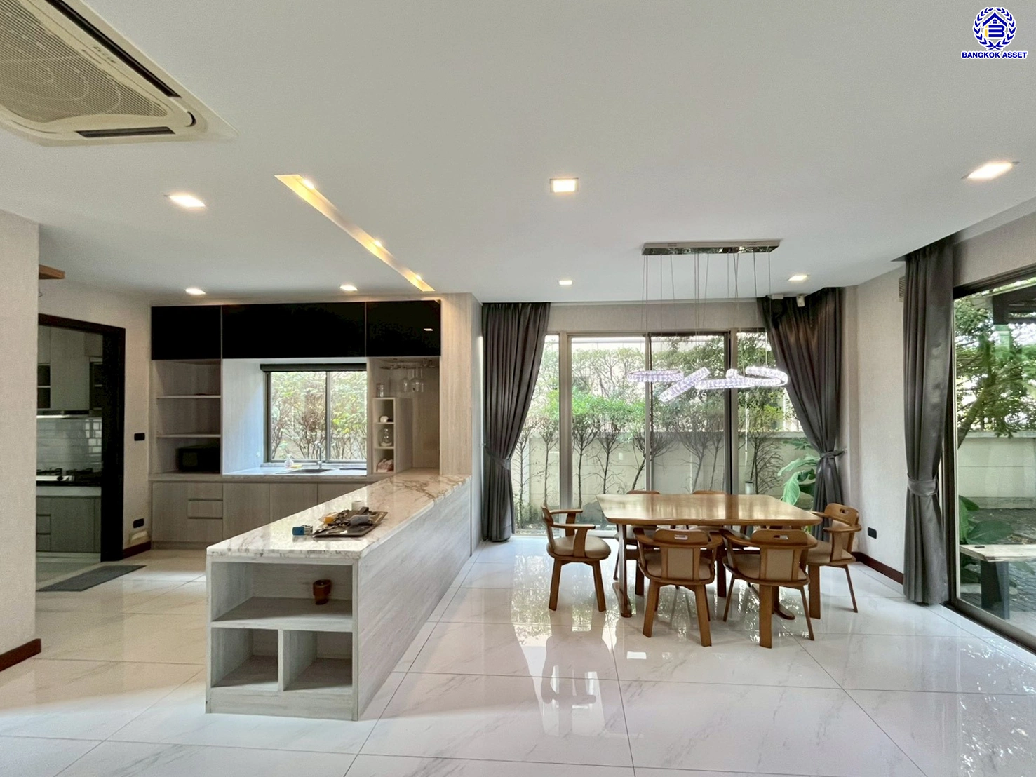 บ้านเดี่ยวมือสองนนทบุรี โครงการ เพอร์เฟค มาสเตอร์พีซ แจ้งวัฒนะ หลังมุม เนื้อที่กว้างขวางถึง 98.5 ตร.ว. ฟังก์ชัน 4 ห้องนอน 4 ห้องน้ำ 2 ที่จอดรถ มีอาคารโครงสร้างแยกจากตัวบ้าน บนทำเลตรงข้ามโรงเรียน SISB เชื่อมต่อ ถ.ราชพฤกษ์, ถ.บางกรวย-กรุงเทพ ใกล้รถไฟฟ้าสายสีชมพู "สถานีห้าแยกปากเกร็ด" และทางด่วน "แจ้งว