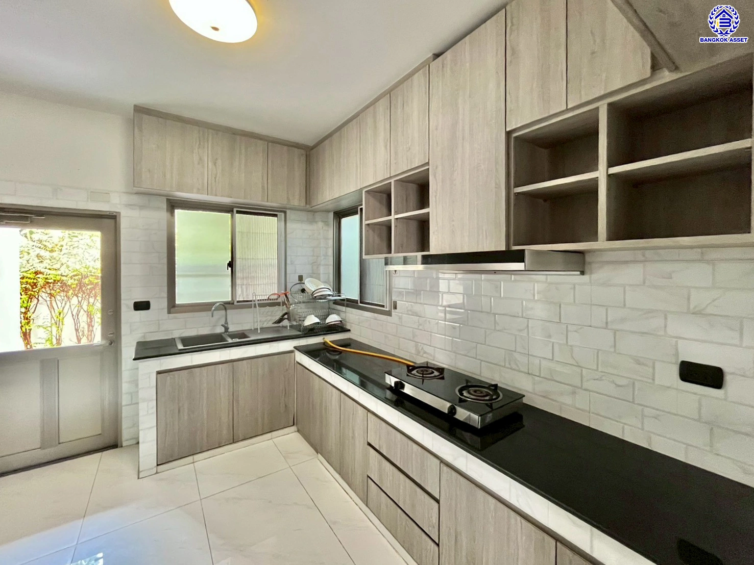 บ้านเดี่ยวมือสองนนทบุรี โครงการ เพอร์เฟค มาสเตอร์พีซ แจ้งวัฒนะ หลังมุม เนื้อที่กว้างขวางถึง 98.5 ตร.ว. ฟังก์ชัน 4 ห้องนอน 4 ห้องน้ำ 2 ที่จอดรถ มีอาคารโครงสร้างแยกจากตัวบ้าน บนทำเลตรงข้ามโรงเรียน SISB เชื่อมต่อ ถ.ราชพฤกษ์, ถ.บางกรวย-กรุงเทพ ใกล้รถไฟฟ้าสายสีชมพู "สถานีห้าแยกปากเกร็ด" และทางด่วน "แจ้งว