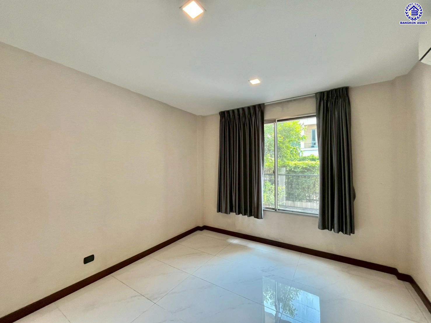 บ้านเดี่ยวมือสองนนทบุรี โครงการ เพอร์เฟค มาสเตอร์พีซ แจ้งวัฒนะ หลังมุม เนื้อที่กว้างขวางถึง 98.5 ตร.ว. ฟังก์ชัน 4 ห้องนอน 4 ห้องน้ำ 2 ที่จอดรถ มีอาคารโครงสร้างแยกจากตัวบ้าน บนทำเลตรงข้ามโรงเรียน SISB เชื่อมต่อ ถ.ราชพฤกษ์, ถ.บางกรวย-กรุงเทพ ใกล้รถไฟฟ้าสายสีชมพู "สถานีห้าแยกปากเกร็ด" และทางด่วน "แจ้งว