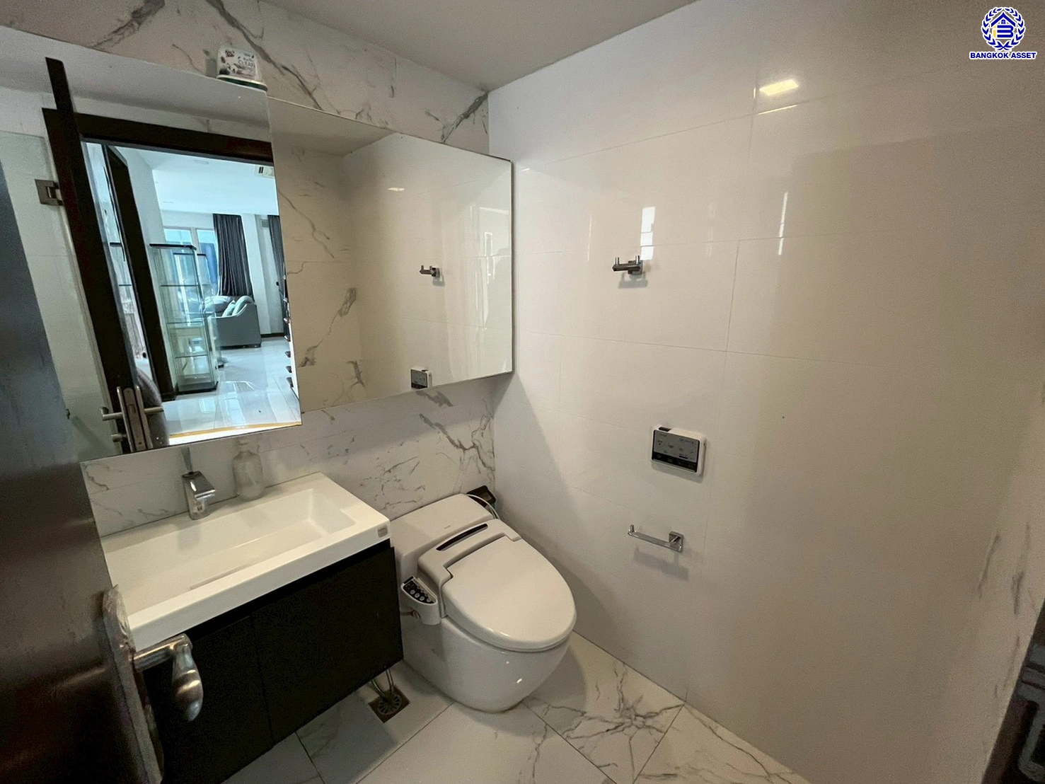 บ้านเดี่ยวมือสองนนทบุรี โครงการ เพอร์เฟค มาสเตอร์พีซ แจ้งวัฒนะ หลังมุม เนื้อที่กว้างขวางถึง 98.5 ตร.ว. ฟังก์ชัน 4 ห้องนอน 4 ห้องน้ำ 2 ที่จอดรถ มีอาคารโครงสร้างแยกจากตัวบ้าน บนทำเลตรงข้ามโรงเรียน SISB เชื่อมต่อ ถ.ราชพฤกษ์, ถ.บางกรวย-กรุงเทพ ใกล้รถไฟฟ้าสายสีชมพู "สถานีห้าแยกปากเกร็ด" และทางด่วน "แจ้งว