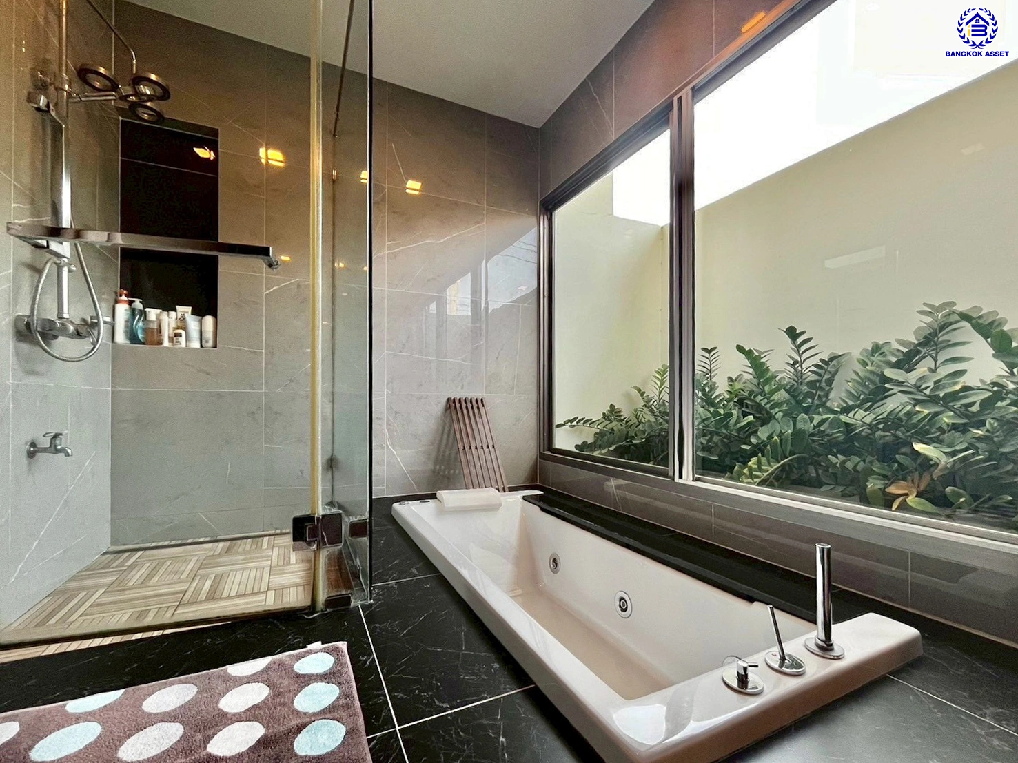 บ้านเดี่ยวมือสองนนทบุรี โครงการ เพอร์เฟค มาสเตอร์พีซ แจ้งวัฒนะ หลังมุม เนื้อที่กว้างขวางถึง 98.5 ตร.ว. ฟังก์ชัน 4 ห้องนอน 4 ห้องน้ำ 2 ที่จอดรถ มีอาคารโครงสร้างแยกจากตัวบ้าน บนทำเลตรงข้ามโรงเรียน SISB เชื่อมต่อ ถ.ราชพฤกษ์, ถ.บางกรวย-กรุงเทพ ใกล้รถไฟฟ้าสายสีชมพู "สถานีห้าแยกปากเกร็ด" และทางด่วน "แจ้งว