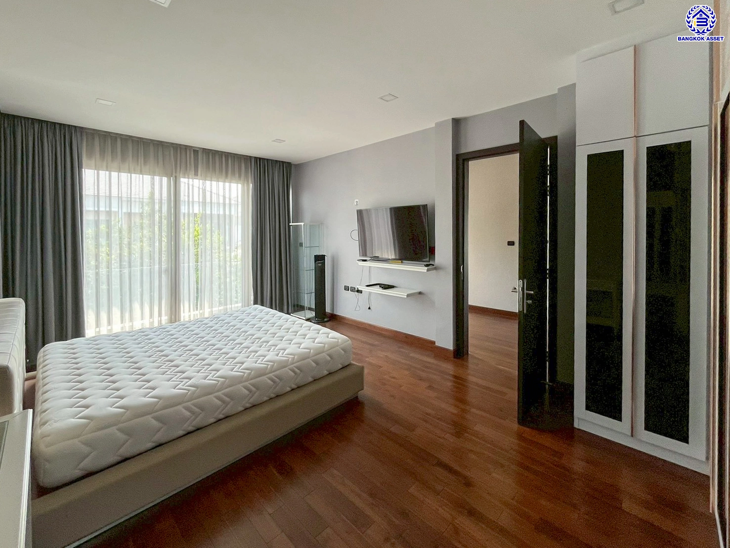 บ้านเดี่ยวมือสองนนทบุรี โครงการ เพอร์เฟค มาสเตอร์พีซ แจ้งวัฒนะ หลังมุม เนื้อที่กว้างขวางถึง 98.5 ตร.ว. ฟังก์ชัน 4 ห้องนอน 4 ห้องน้ำ 2 ที่จอดรถ มีอาคารโครงสร้างแยกจากตัวบ้าน บนทำเลตรงข้ามโรงเรียน SISB เชื่อมต่อ ถ.ราชพฤกษ์, ถ.บางกรวย-กรุงเทพ ใกล้รถไฟฟ้าสายสีชมพู "สถานีห้าแยกปากเกร็ด" และทางด่วน "แจ้งว