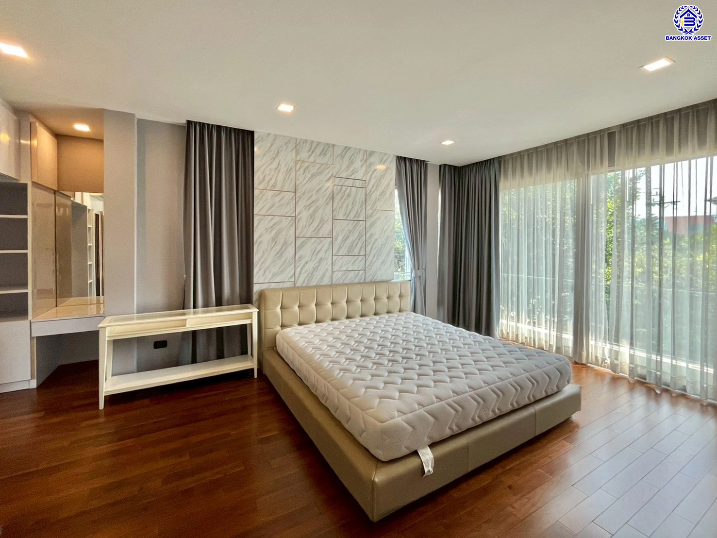 บ้านเดี่ยวมือสองนนทบุรี โครงการ เพอร์เฟค มาสเตอร์พีซ แจ้งวัฒนะ หลังมุม เนื้อที่กว้างขวางถึง 98.5 ตร.ว. ฟังก์ชัน 4 ห้องนอน 4 ห้องน้ำ 2 ที่จอดรถ มีอาคารโครงสร้างแยกจากตัวบ้าน บนทำเลตรงข้ามโรงเรียน SISB เชื่อมต่อ ถ.ราชพฤกษ์, ถ.บางกรวย-กรุงเทพ ใกล้รถไฟฟ้าสายสีชมพู "สถานีห้าแยกปากเกร็ด" และทางด่วน "แจ้งว