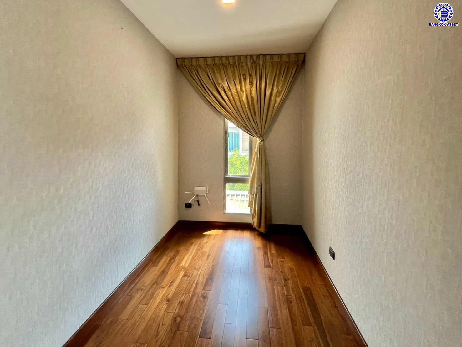 บ้านเดี่ยวมือสองนนทบุรี โครงการ เพอร์เฟค มาสเตอร์พีซ แจ้งวัฒนะ หลังมุม เนื้อที่กว้างขวางถึง 98.5 ตร.ว. ฟังก์ชัน 4 ห้องนอน 4 ห้องน้ำ 2 ที่จอดรถ มีอาคารโครงสร้างแยกจากตัวบ้าน บนทำเลตรงข้ามโรงเรียน SISB เชื่อมต่อ ถ.ราชพฤกษ์, ถ.บางกรวย-กรุงเทพ ใกล้รถไฟฟ้าสายสีชมพู "สถานีห้าแยกปากเกร็ด" และทางด่วน "แจ้งว