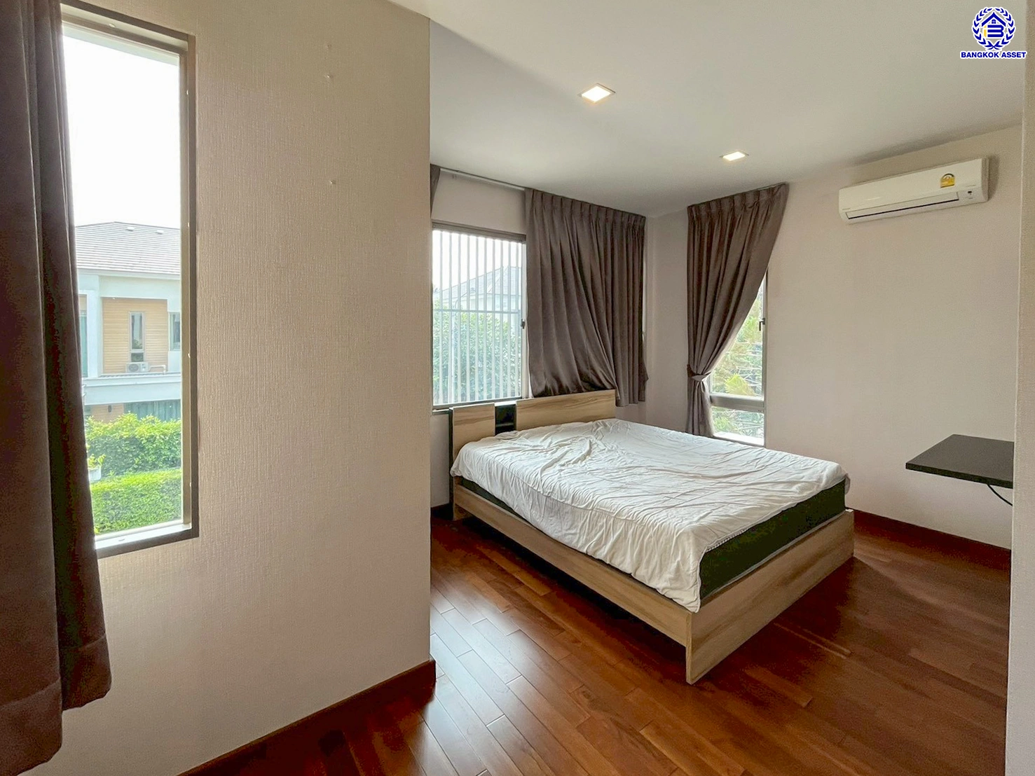 บ้านเดี่ยวมือสองนนทบุรี โครงการ เพอร์เฟค มาสเตอร์พีซ แจ้งวัฒนะ หลังมุม เนื้อที่กว้างขวางถึง 98.5 ตร.ว. ฟังก์ชัน 4 ห้องนอน 4 ห้องน้ำ 2 ที่จอดรถ มีอาคารโครงสร้างแยกจากตัวบ้าน บนทำเลตรงข้ามโรงเรียน SISB เชื่อมต่อ ถ.ราชพฤกษ์, ถ.บางกรวย-กรุงเทพ ใกล้รถไฟฟ้าสายสีชมพู "สถานีห้าแยกปากเกร็ด" และทางด่วน "แจ้งว