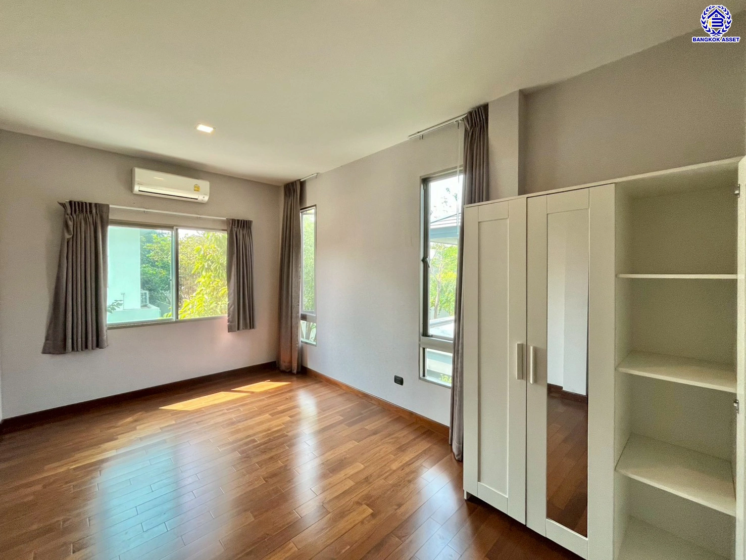 บ้านเดี่ยวมือสองนนทบุรี โครงการ เพอร์เฟค มาสเตอร์พีซ แจ้งวัฒนะ หลังมุม เนื้อที่กว้างขวางถึง 98.5 ตร.ว. ฟังก์ชัน 4 ห้องนอน 4 ห้องน้ำ 2 ที่จอดรถ มีอาคารโครงสร้างแยกจากตัวบ้าน บนทำเลตรงข้ามโรงเรียน SISB เชื่อมต่อ ถ.ราชพฤกษ์, ถ.บางกรวย-กรุงเทพ ใกล้รถไฟฟ้าสายสีชมพู "สถานีห้าแยกปากเกร็ด" และทางด่วน "แจ้งว