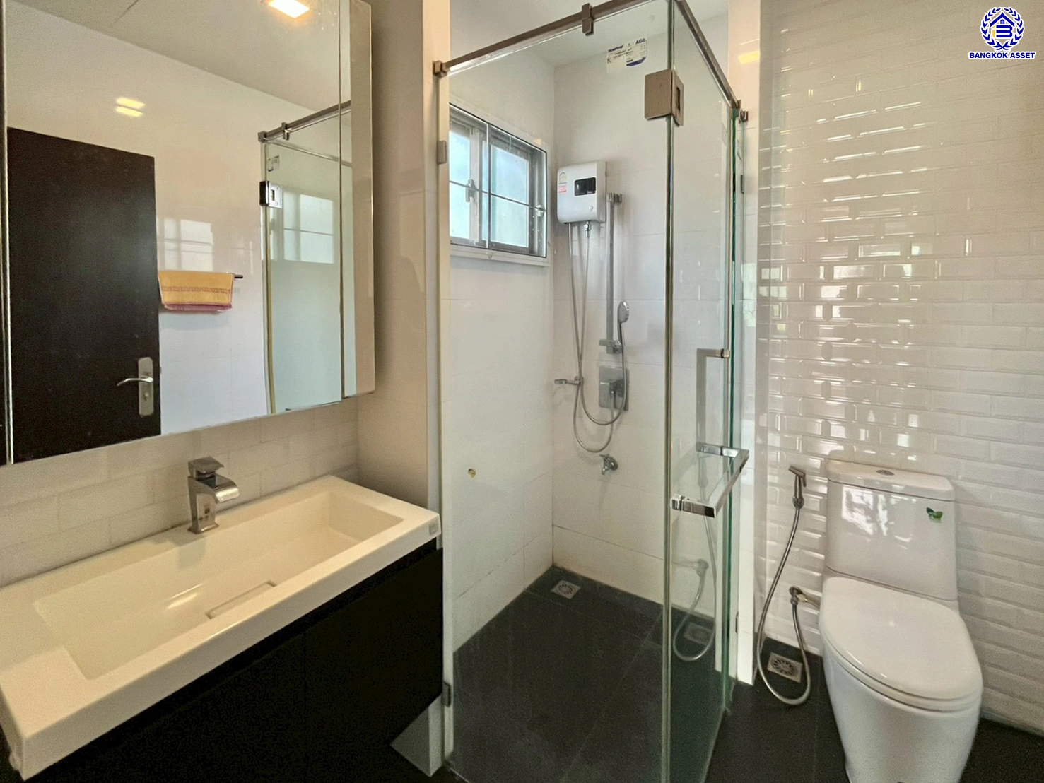 บ้านเดี่ยวมือสองนนทบุรี โครงการ เพอร์เฟค มาสเตอร์พีซ แจ้งวัฒนะ หลังมุม เนื้อที่กว้างขวางถึง 98.5 ตร.ว. ฟังก์ชัน 4 ห้องนอน 4 ห้องน้ำ 2 ที่จอดรถ มีอาคารโครงสร้างแยกจากตัวบ้าน บนทำเลตรงข้ามโรงเรียน SISB เชื่อมต่อ ถ.ราชพฤกษ์, ถ.บางกรวย-กรุงเทพ ใกล้รถไฟฟ้าสายสีชมพู "สถานีห้าแยกปากเกร็ด" และทางด่วน "แจ้งว