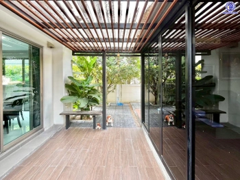 บ้านเดี่ยวมือสองนนทบุรี โครงการ เพอร์เฟค มาสเตอร์พีซ แจ้งวัฒนะ หลังมุม เนื้อที่กว้างขวางถึง 98.5 ตร.ว. ฟังก์ชัน 4 ห้องนอน 4 ห้องน้ำ 2 ที่จอดรถ มีอาคารโครงสร้างแยกจากตัวบ้าน บนทำเลตรงข้ามโรงเรียน SISB เชื่อมต่อ ถ.ราชพฤกษ์, ถ.บางกรวย-กรุงเทพ ใกล้รถไฟฟ้าสายสีชมพู "สถานีห้าแยกปากเกร็ด" และทางด่วน "แจ้งว