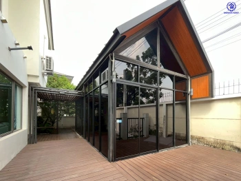 บ้านเดี่ยวมือสองนนทบุรี โครงการ เพอร์เฟค มาสเตอร์พีซ แจ้งวัฒนะ หลังมุม เนื้อที่กว้างขวางถึง 98.5 ตร.ว. ฟังก์ชัน 4 ห้องนอน 4 ห้องน้ำ 2 ที่จอดรถ มีอาคารโครงสร้างแยกจากตัวบ้าน บนทำเลตรงข้ามโรงเรียน SISB เชื่อมต่อ ถ.ราชพฤกษ์, ถ.บางกรวย-กรุงเทพ ใกล้รถไฟฟ้าสายสีชมพู "สถานีห้าแยกปากเกร็ด" และทางด่วน "แจ้งว